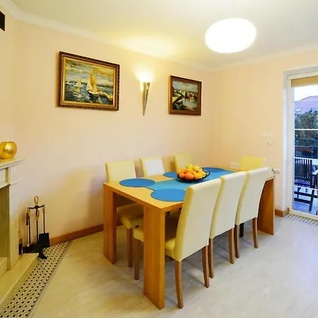 Prázdninový dům Comfortable With A Private Garden *